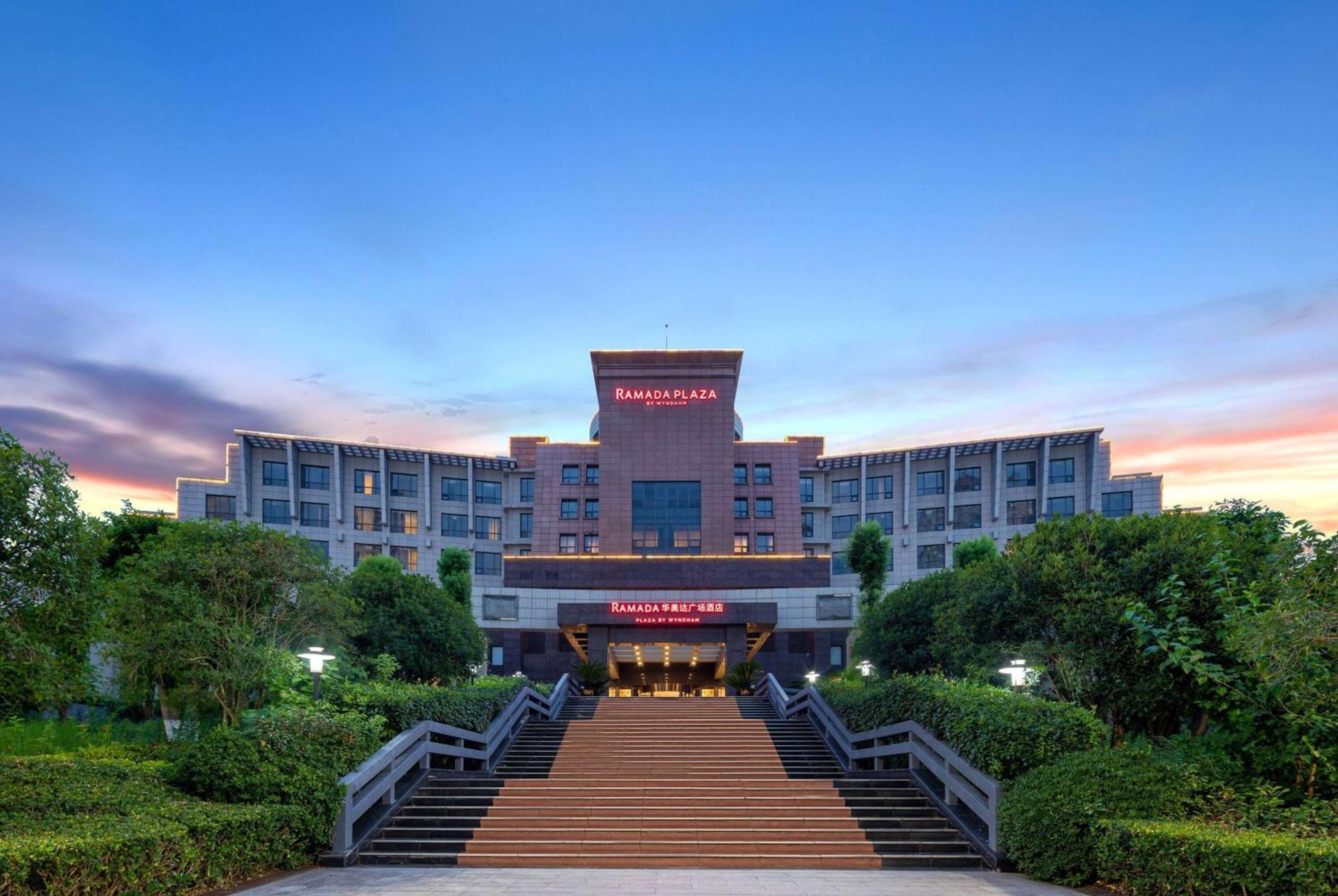 Готель Ramada Plaza By Wyndham Chongqing West Екстер'єр фото